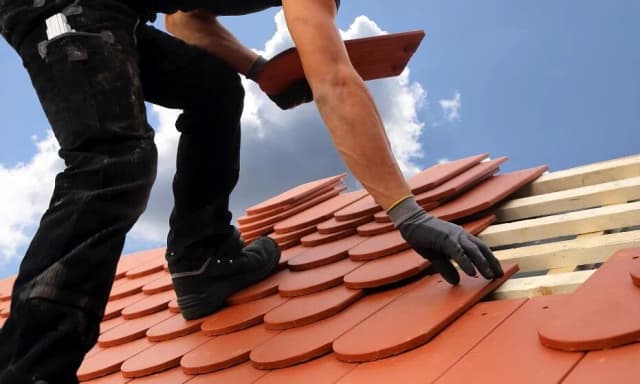 Czym jest dekarz i jakie ma kluczowe zadania w budownictwie?