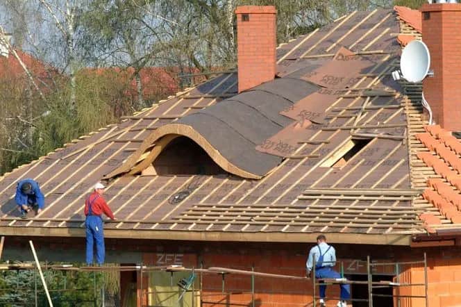 Ile zarabia cieśla dekarz? Sprawdź, co wpływa na wynagrodzenie