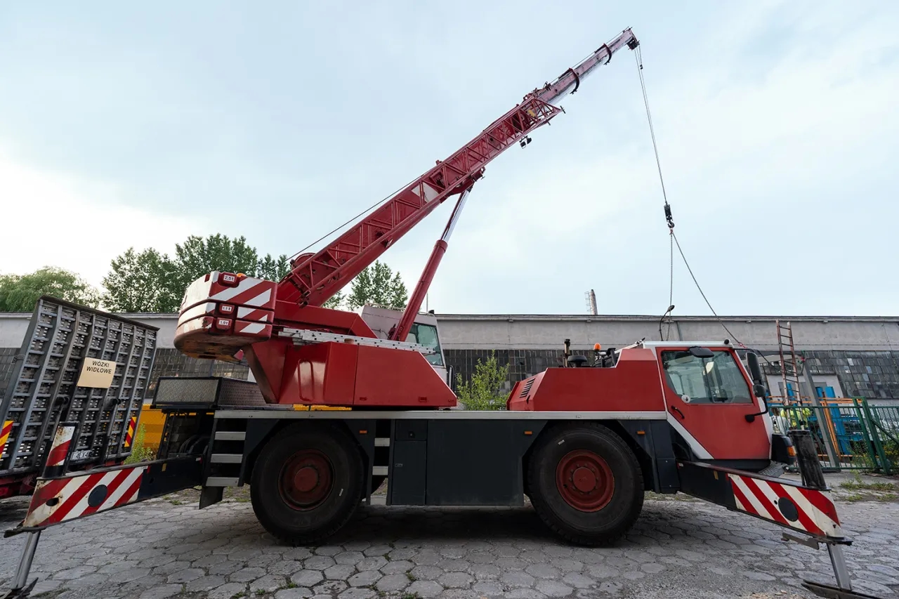 Ile kosztuje wynajęcie dźwigu? Poznaj ukryte koszty i stawki