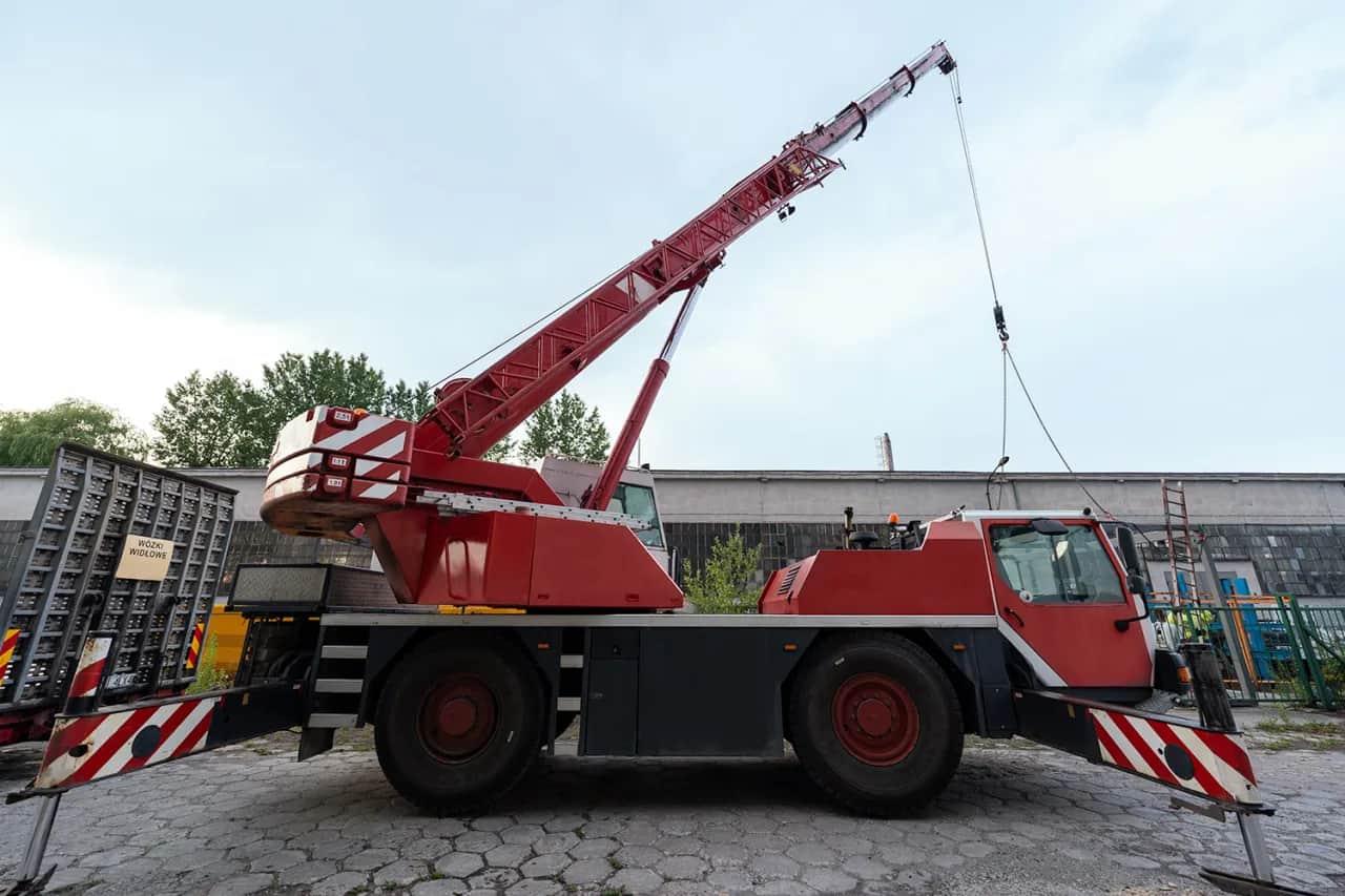 Ile kosztuje wynajęcie dźwigu? Poznaj ukryte koszty i stawki