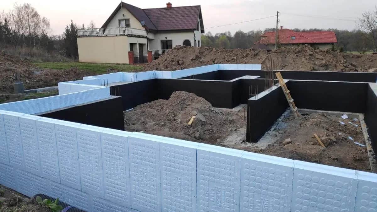 Jaka grubość styropianu na fundament? Kluczowe informacje i porady