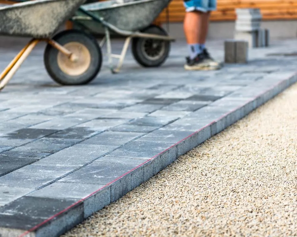 Jakie kruszywo na wjazd wybrać, by uniknąć problemów z nawierzchnią?