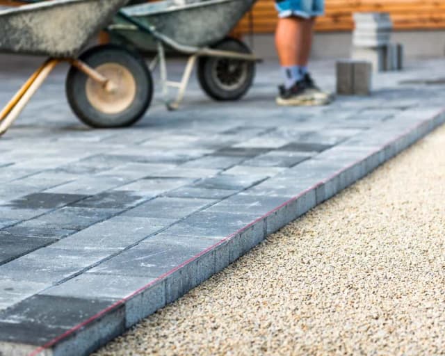 Jakie kruszywo na wjazd wybrać, by uniknąć problemów z nawierzchnią?