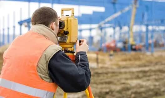 Czym zajmuje się geodeta i jakie ma kluczowe obowiązki?